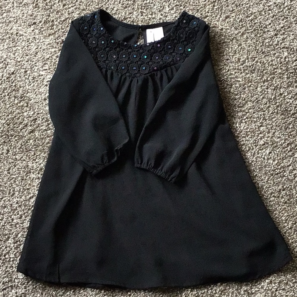 Black sequined along the collar top,‎ 3/4 sleeve